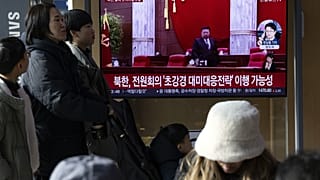 Észak-koreai rakétakísérletről szóló tudósítást néznek utasok a szöuli vasúti pályaudvar tévéképernyőjén 2025. január 6-án – képünk illusztráció