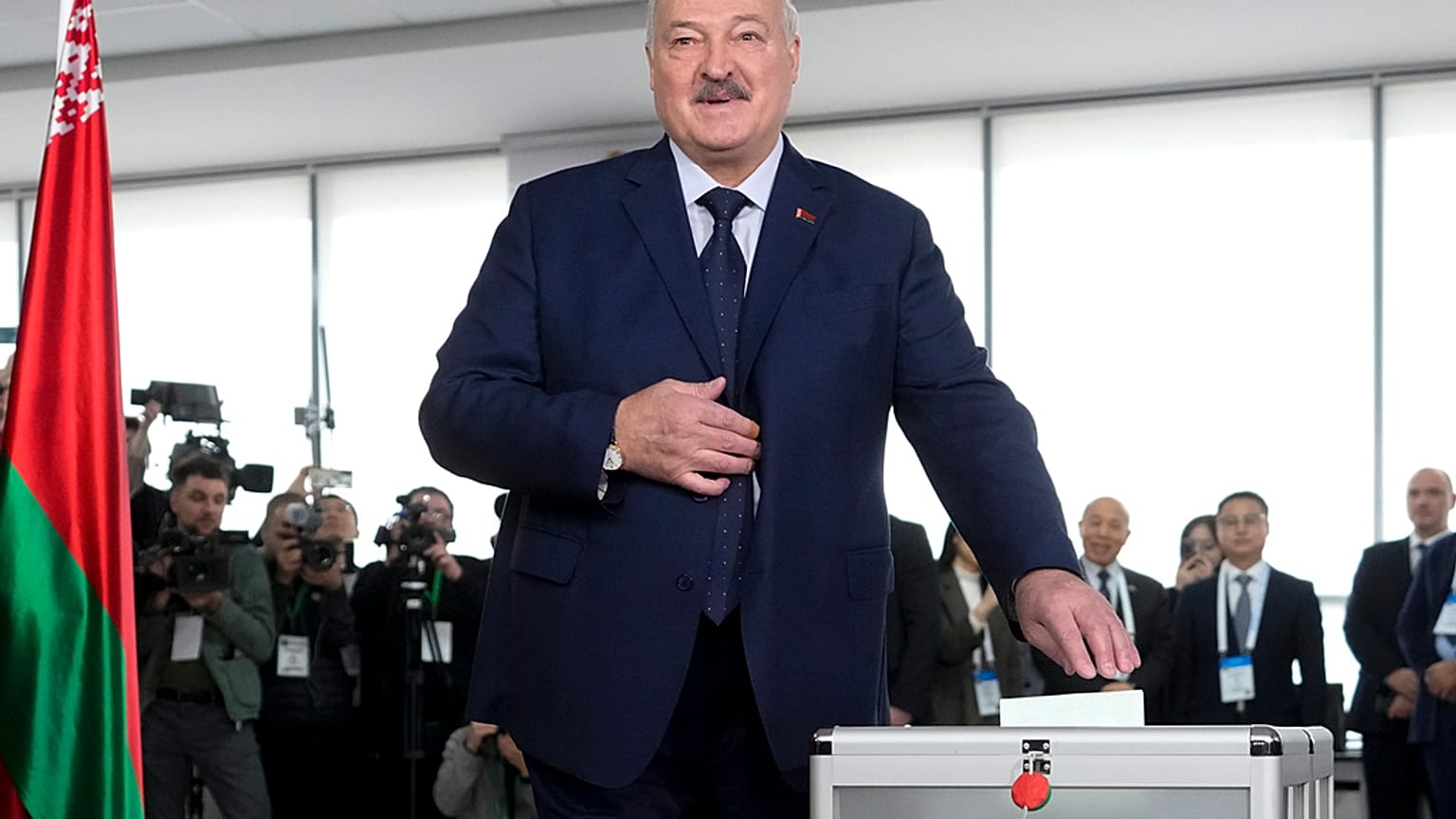 Ο Αλεξάντερ Λουκασένκο ψηφίζει