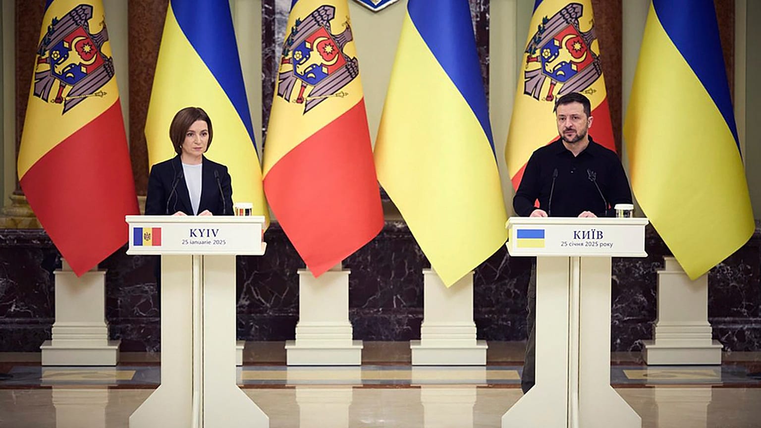 Maia Sandu moldovai (balra) és Volodimir Zelenszkij ukrán elnök Kijevben 2025.01.25-én.