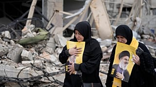 Lübnanlı kadınlar, 26 Ocak 2025 Pazar günü Lübnan'ın güneyinde, İsrail'de öldürülen Hizbullah lideri Seyyid Hasan Nasrallah'ın portrelerini tutuyor.