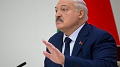 El líder del estado bielorruso posa tras votar en un colegio de Minsk