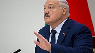 El líder del estado bielorruso posa tras votar en un colegio de Minsk