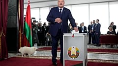 Der amtierende Präsident von Belarus, Alexander Lukaschenko, bei der Stimmabgabe in einem Minsker Wahllokal am Sonntag, 26. Januar 2025