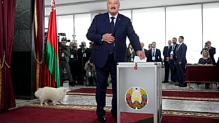 Der amtierende Präsident von Belarus, Alexander Lukaschenko, bei der Stimmabgabe in einem Minsker Wahllokal am Sonntag, 26. Januar 2025