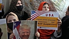 لاجئون أفغان يرفعون لافتات خلال اجتماعهم لمناقشة الوضع بعد أن أوقف الرئيس دونالد ترامب برامج اللاجئين الأمريكية، في إسلام أباد، باكستان، الجمعة 24 يناير/كانون الثاني 2025