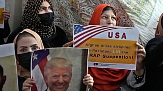 لاجئون أفغان يرفعون لافتات خلال اجتماعهم لمناقشة الوضع بعد أن أوقف الرئيس دونالد ترامب برامج اللاجئين الأمريكية، في إسلام أباد، باكستان، الجمعة 24 يناير/كانون الثاني 2025