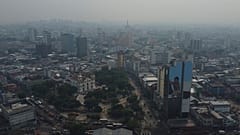 DATEI - Rauch von Waldbränden füllt die Luft in Manaus im brasilianischen Bundesstaat Amazonas, 27. August 2024.