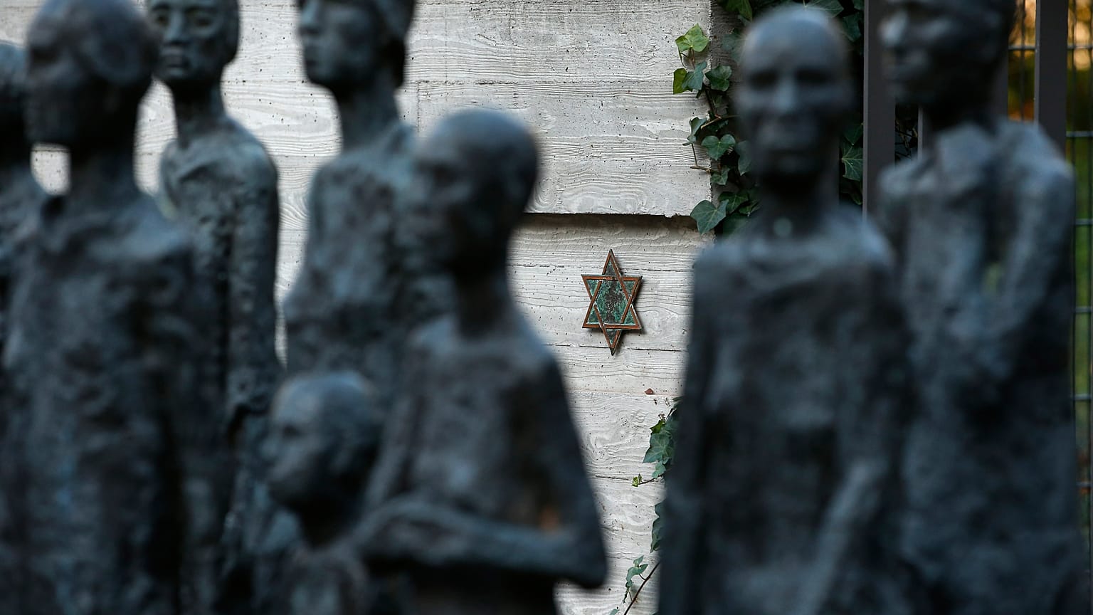 Una estrella de David detrás de una escultura del artista alemán Will Lammert aparece en la entrada de un cementerio y monumento judío en Berlín, Alemania