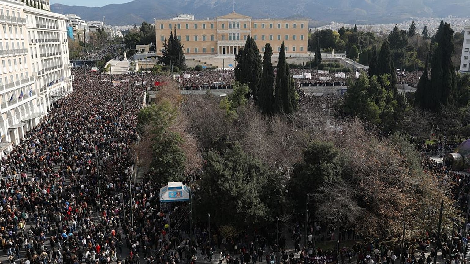 Κόσμος συμμετέχει σε συγκέντρωση διαμαρτυρίας για το σιδηροδρομικό δυστύχημα των Τεμπών, έξω από τη Βουλή στο Σύνταγμα, Αθήνα, Κυριακή 26 Ιανουαρίου 2025