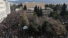 Κόσμος συμμετέχει σε συγκέντρωση διαμαρτυρίας για το σιδηροδρομικό δυστύχημα των Τεμπών, έξω από τη Βουλή στο Σύνταγμα, Αθήνα, Κυριακή 26 Ιανουαρίου 2025