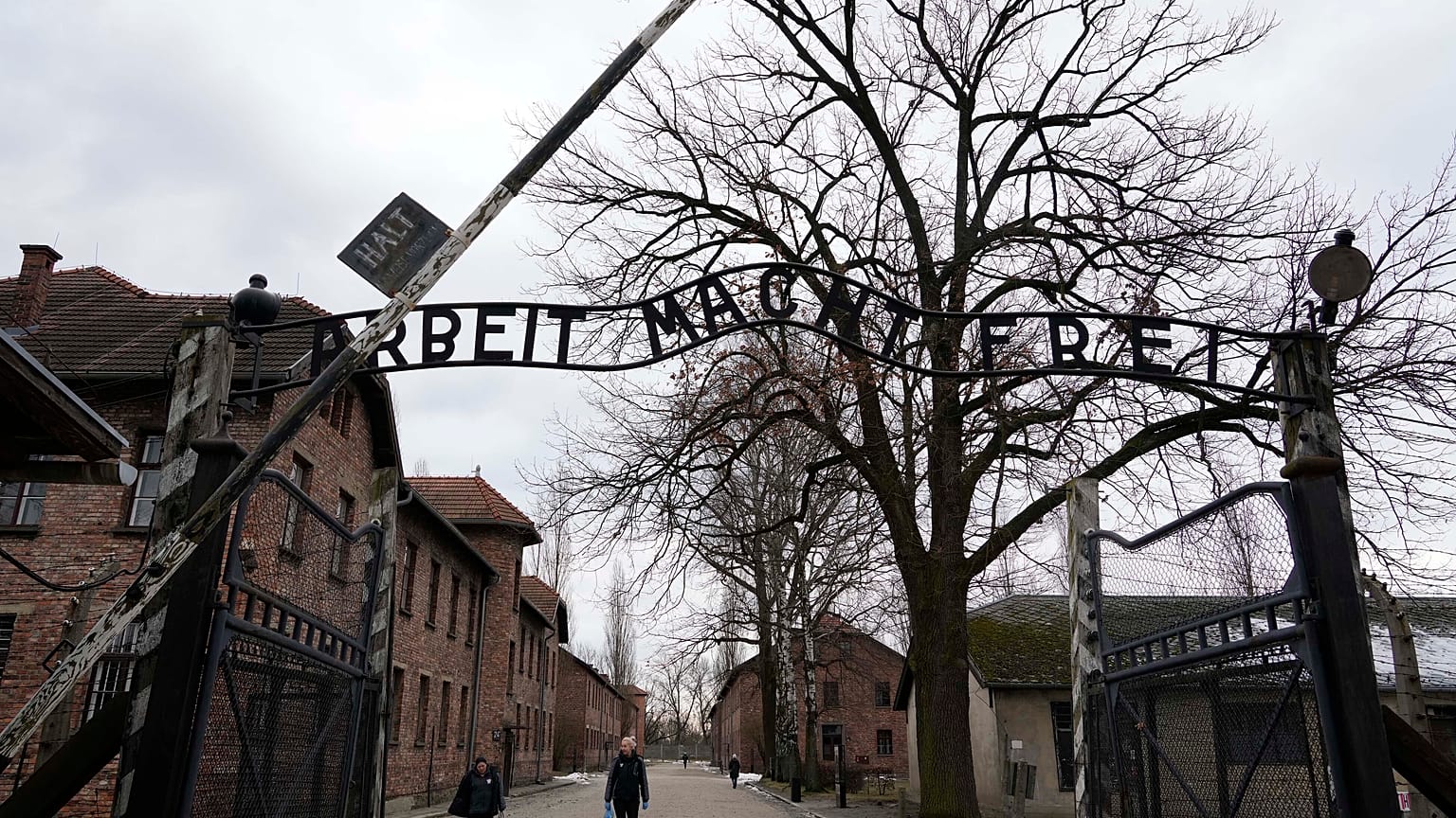 İnsanlar 26 Ocak 2025 Pazar günü Polonya'nın Oswiecim kentindeki eski bir Nazi Almanyası toplama ve imha kampı olan Auschwitz-Birkenau Anıt ve Müzesi'ni ziyaret ediyor.