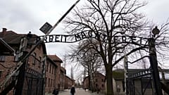 İnsanlar 26 Ocak 2025 Pazar günü Polonya'nın Oswiecim kentindeki eski bir Nazi Almanyası toplama ve imha kampı olan Auschwitz-Birkenau Anıt ve Müzesi'ni ziyaret ediyor.