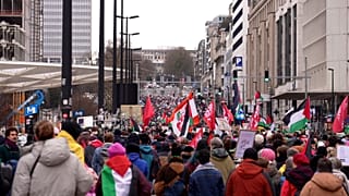 Miles de personas marchan por las calles de Bruselas (Bélgica) exigiendo un alto el fuego permanente en Gaza