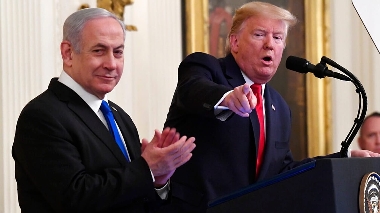  الرئيس الأمريكي دونالد ترامب ورئيس الوزراء الإسرائيلي بنيامين نتنياهو في البيت الأبيض بواشنطن، 28 يناير 2020.