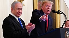  الرئيس الأمريكي دونالد ترامب ورئيس الوزراء الإسرائيلي بنيامين نتنياهو في البيت الأبيض بواشنطن، 28 يناير 2020.