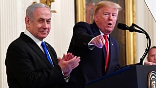 الرئيس الأمريكي دونالد ترامب ورئيس الوزراء الإسرائيلي بنيامين نتنياهو في البيت الأبيض بواشنطن، 28 يناير 2020.