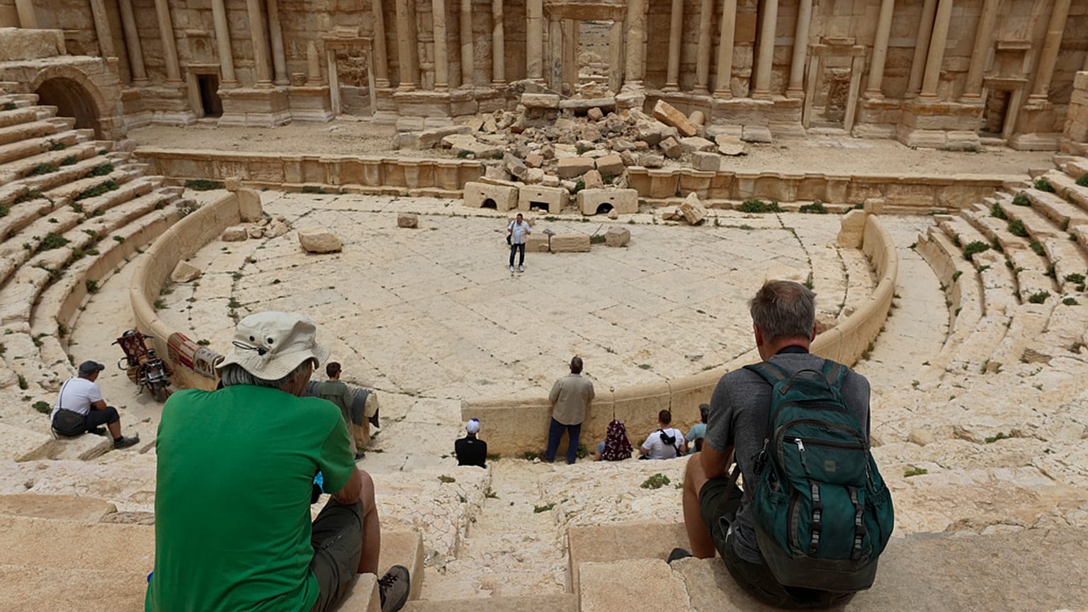 Des touristes visitent des ruines romaines à Palmyre, Syrie, mardi 11 mai 2023