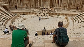 Des touristes visitent des ruines romaines à Palmyre, Syrie, mardi 11 mai 2023