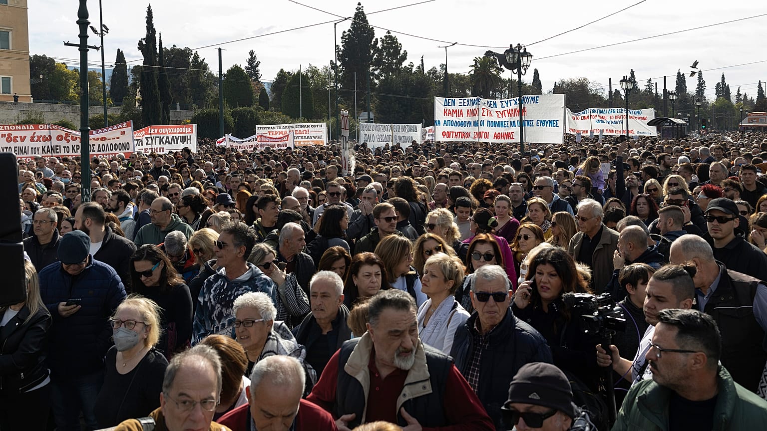 Des personnes participent à un rassemblement organisé par l'association des familles des victimes de la collision du train Tempi à Athènes, le 26 janvier 2025.