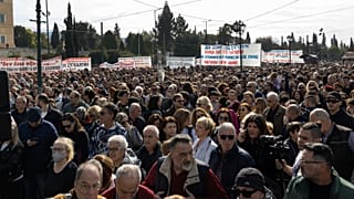 Asistentes a una protesta organizada por la asociación de familiares de las víctimas de la colisión del tren Tempi, en Atenas, Grecia, el 26 de enero de 2025.