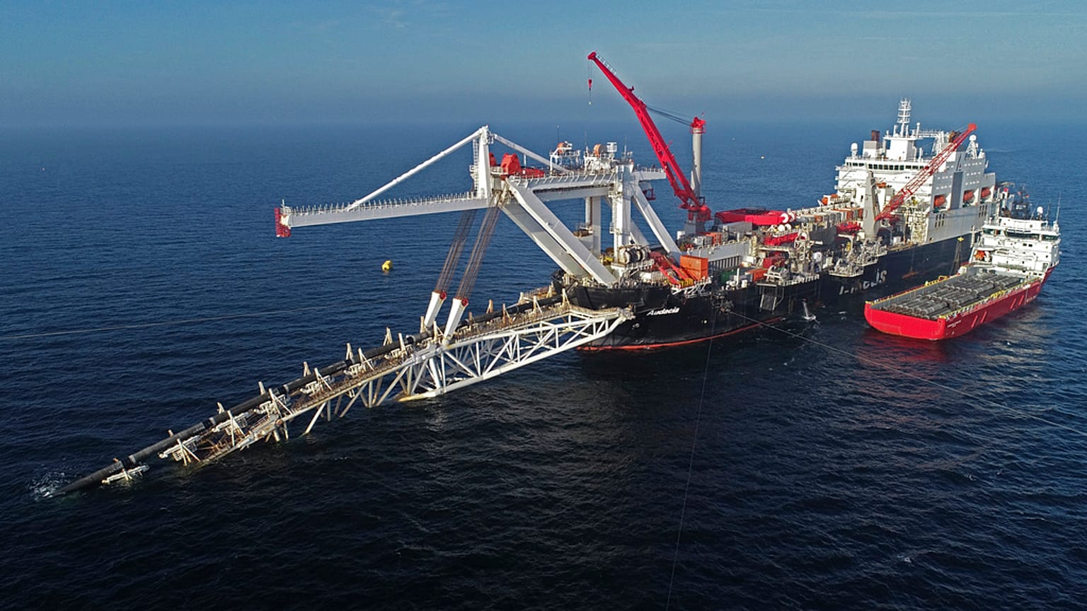 Foto de archivo de un barco trabajando en el Báltico en el gasoducto Nord Stream 2 de Rusia a Alemania