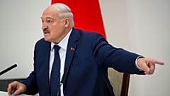 Alexander Lukaschenko gestikuliert, während er nach der Stimmabgabe bei den Präsidentschaftswahlen in Minsk zu den Medien spricht, 26. Januar 2025