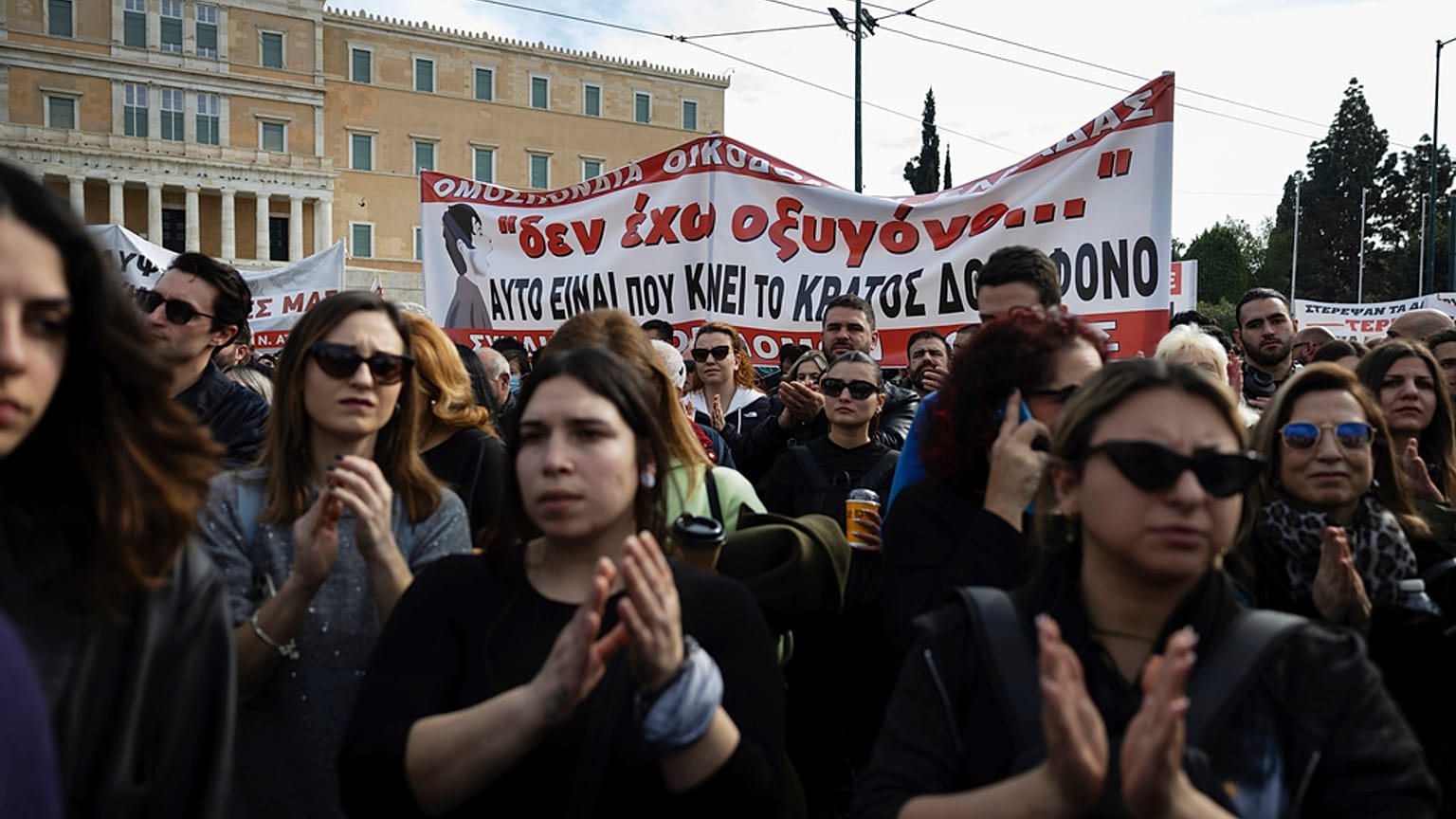 Tüntetők egy csoportja az athéni demonstráción