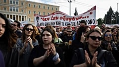 Tüntetők egy csoportja az athéni demonstráción