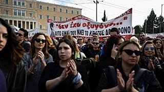 Tüntetők egy csoportja az athéni demonstráción