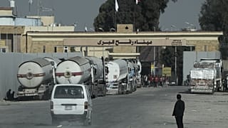 Egyiptomi olajszállító teherautók Rafahnál, a gázai határon