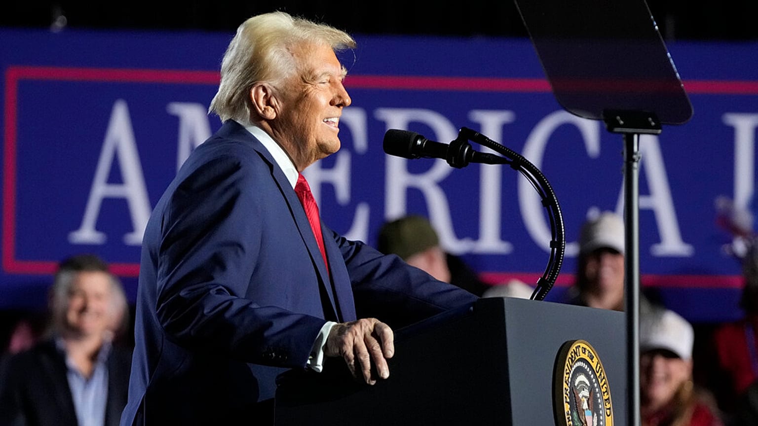 Le président Donald Trump parle de l'économie lors d'un événement au Circa Resort and Casino à Las Vegas, samedi 25 janvier 2025.