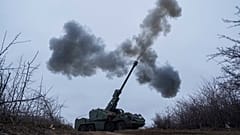 Bir Ukrayna tugayı, Ukrayna'nın doğusundaki Donetsk bölgesinde Rus cephe hattı mevzilerine doğru kundağı motorlu bir obüs ateşliyor, 23 Ocak 2025