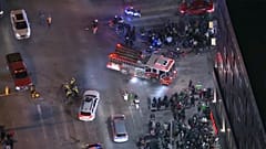 Philadelphia'da ekipler, bir aracın kalabalığın arasına dalması sonucu yaralananlara ilk müdahaleyi yapmak üzere olay yerinde, 26 Ocak 2025. 