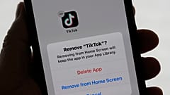 Yasağın yürürlüğe girmesinden bir gün önce, 17 Ocak'ta San Francisco'da bir telefonda gösterilen bir TikTok uygulaması