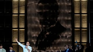 İBB Başkanı Ekrem İmamoğlu, İstanbul Belediye Binası dışında destekçilerine hitap ediyor, 1 Nisan 2024.