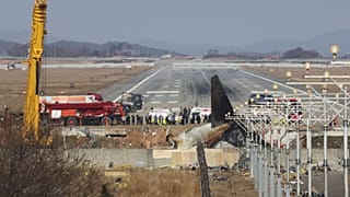 A Jeju Air kiégett utasszállító repülőgépe a dél-koreai Muan repülőterén