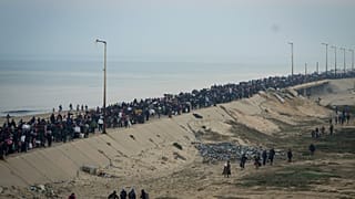 نازحون فلسطينيون يعودون إلى منازلهم في شمال قطاع غزة، بعد قرار إسرائيل بالسماح للآلاف منهم بالعودة للمرة الأولى منذ 15 شهرًا، الاثنين 27 يناير/كانون الثاني 2025