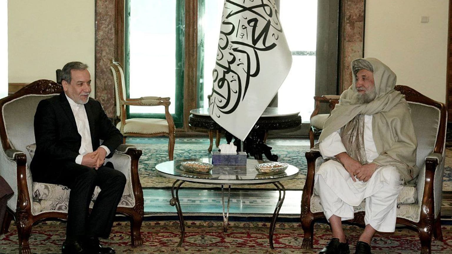 Le ministre iranien des Affaires étrangères Abbas Araghchi, à gauche, rencontre le Premier ministre afghan Mohammad Hassan Akhund à Kaboul, Afghanistan, dimanche 26 janv. 
