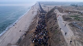 نازحون فلسطينيون يعودون إلى منازلهم في شمال قطاع غزة يوم الاثنين 27 يناير 2025