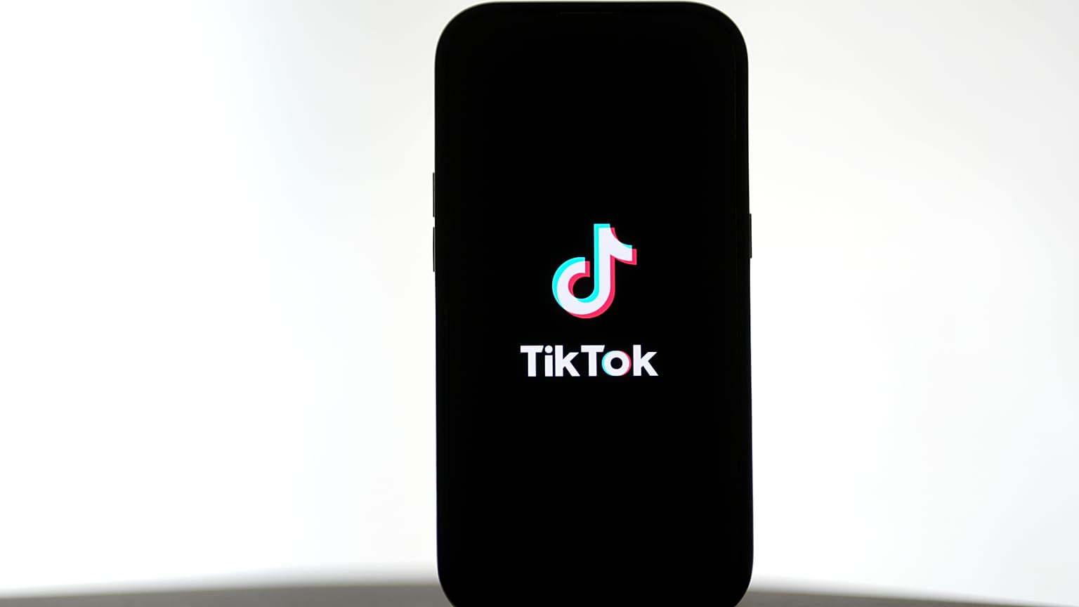 TikTok logosu bir telefon üzerinde gösteriliyor, 17 Ocak 2025, Cuma.