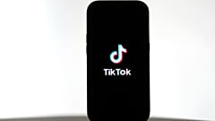 TikTok logosu bir telefon üzerinde gösteriliyor, 17 Ocak 2025, Cuma.