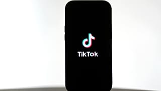 TikTok logosu bir telefon üzerinde gösteriliyor, 17 Ocak 2025, Cuma.