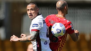 Radja Nainggolan ai tempi in cui giocava in Serie A con la maglia del Cagliari (9 maggio 2021)