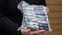 Пациент держит пакет с ручками Wegovy в декабре 2024 года.