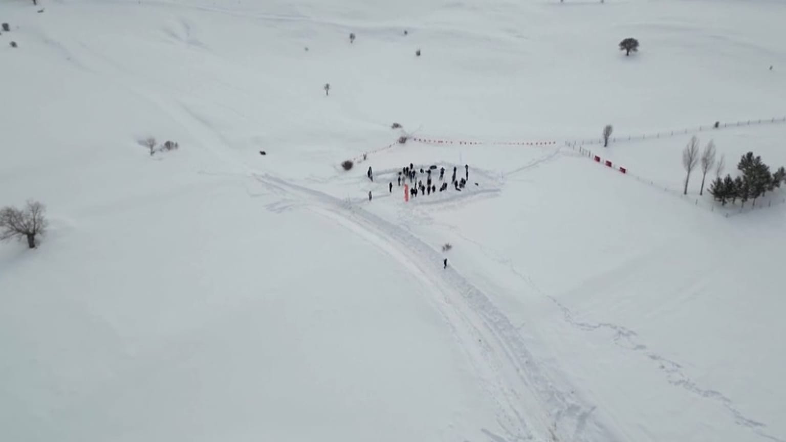  Na Turquia cumpre-se a tradição e a neve é o palco de jogos de voleibol