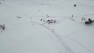 Na Turquia cumpre-se a tradição e a neve é o palco de jogos de voleibol