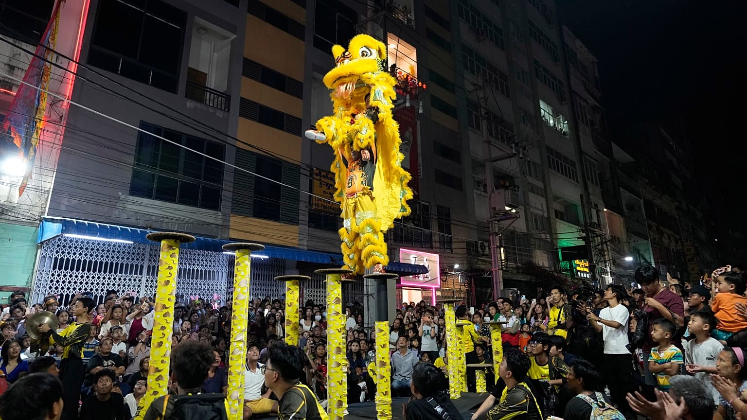 Artistas chinos realizan una danza tradicional del león para conmemorar el Año Nuevo Lunar de la Serpiente en el barrio chino de Rangún