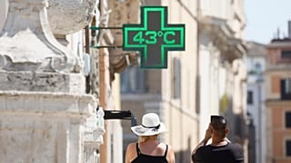 Ein Mann fotografiert die Temperatur von 43 Grad Celsius, die in der Sonne vor einer Apotheke in der Innenstadt von Rom gemessen wurde.