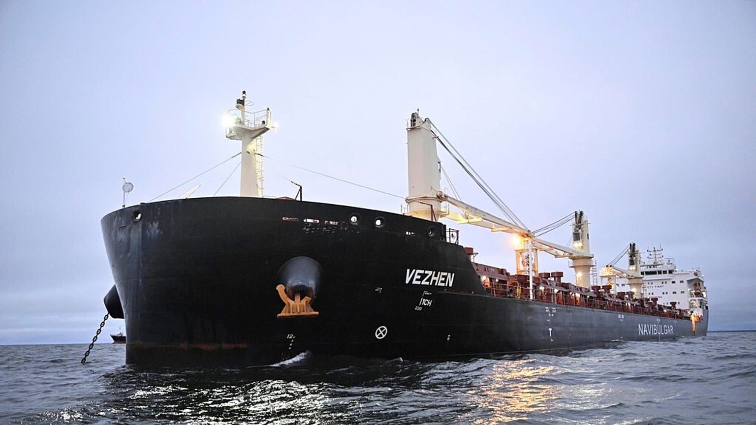 Le cargo Vezhen est ancré près de Karlskrona, en Suède, lundi 27 janvier 2025, pour être examiné par les autorités suédoises.