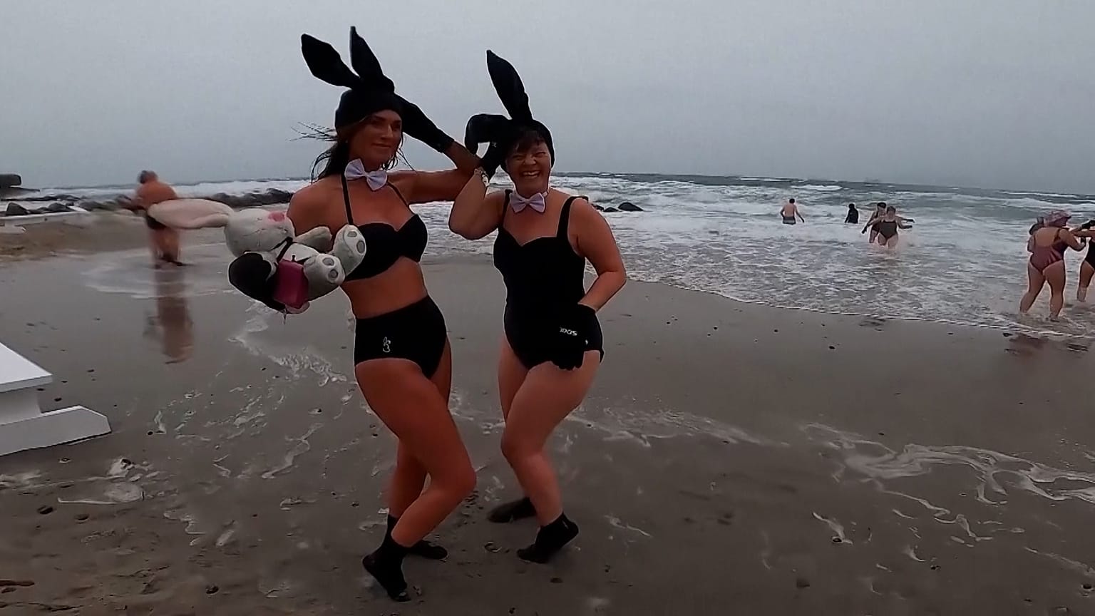 Due donne posano per una sessione fotografica durante il festival del nuoto invernale a Skagen, Danimarca, 24.01.2025